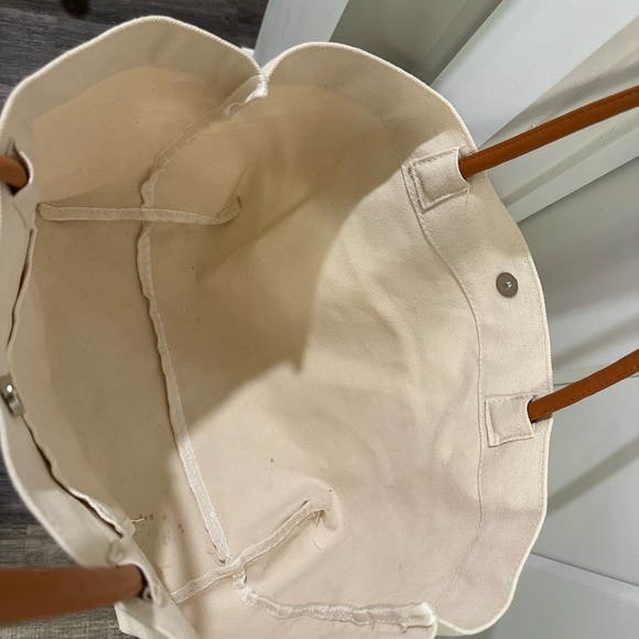 Elegant Cream Tote Bag with Tan Handles - Picture 3 of 7